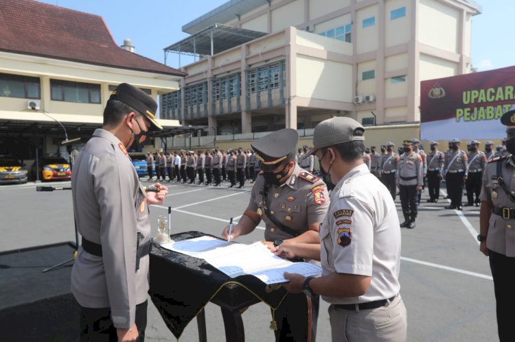 Kapolres Semarang AKBP Yovan Fatika H A, SIK, MH., Serah Terima Jabatan (Sertijab) di Halaman Mapolres Semarang, Kamis (11/8).