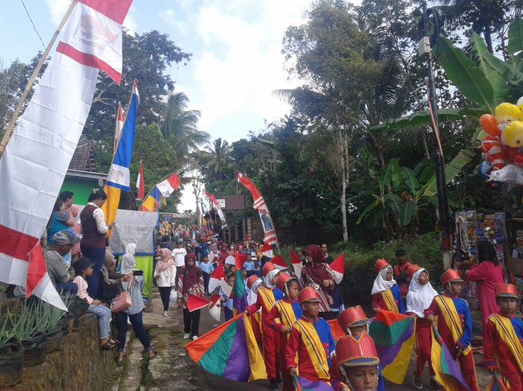 Ribuan warga Desa Kemetul, Kecamatan Suruh, Kabupaten Semarang, Jawa Tengah semarakkan 'Merthi Desa', Minggu (13/8). 