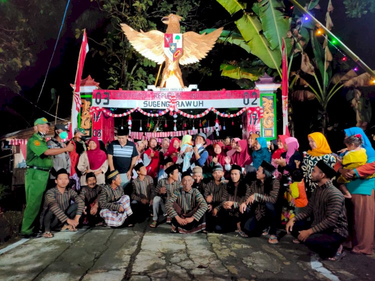 Hingga tengah malam warga Dusun Bandung Kulon, Desa Bandung, Kecamatan Wonosegoro, Kabupaten Boyolali, Jawa Tengah antusias  mempercantik lingkungan, Minggu (14/8).