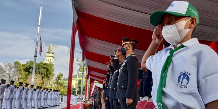 Seorang bocah Siswa SD di Salatiga mengikuti Upacara HUT RI ke-77 dengan Pembina Upacara Pj Wali Kota Salatiga Sinoeng N Rachmadi di Lapangan Pancasila, Rabu (17/8). RMOL Jateng