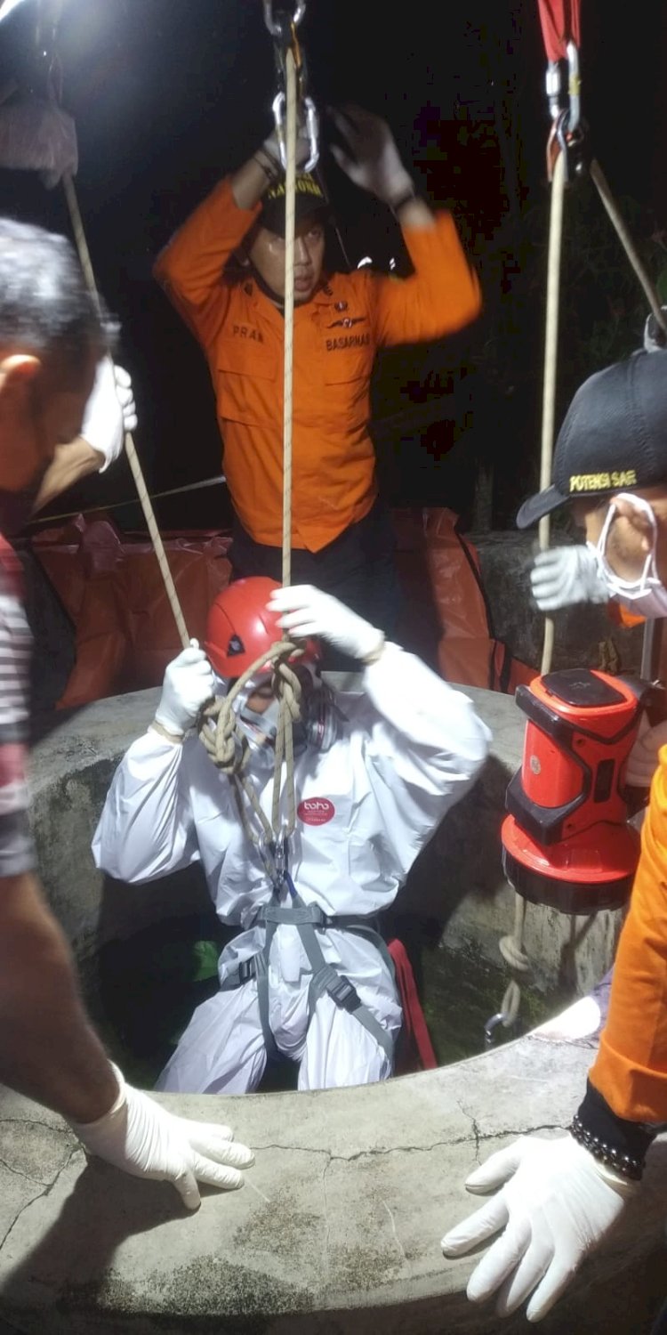 Tim SAR saat mengevakuasi jasad Bambang Winarno (56) asal Desa Tegalombo RT 07/ RW 02 Kecamatan Dukuhseti, Kabupaten Pati dari dalam sumur, Jumat ( 19/8).