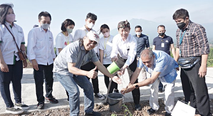 Kegiatan serentak menanam Pohon di Kota Salatiga bersama Bakti Lingkungan Djarum Foundation (BLDF), Kamis (25/8). 