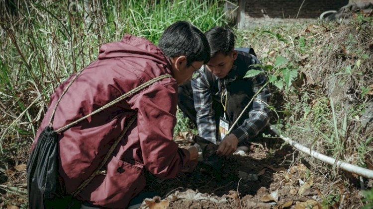 Mahasiswa baru (Maba) peserta kegiatan OMB UKSW melakukan penanaman pohon dan bersih lingkungan di wilayah Kecamatan Tingkir.