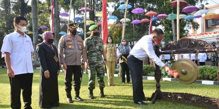 Penjabat Wali Kota Salatiga, Sinoeng N Rachmadi saat Apel Bersama dalam Rangka Pencanangan Bulan Dana PMI Kota Salatiga Tahun 2022 di Halaman Pemerintah Kota Salatiga, Senin (29/8). RMOL Jateng