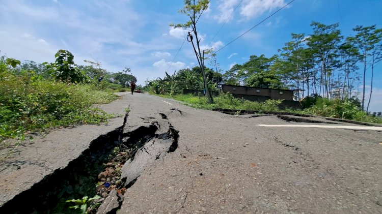 Jalan utama penghubung wilayah Ungaran, Kabupaten Semarang dengan Mranggen, Kabupaten Demak ditutup karena lahan seluas 5 hektar di di Desa Kalongan, Kecamatan Ungaran Timur, Kabupaten Semarang amblas dengan kedalaman kurang lebih 30 Meter.