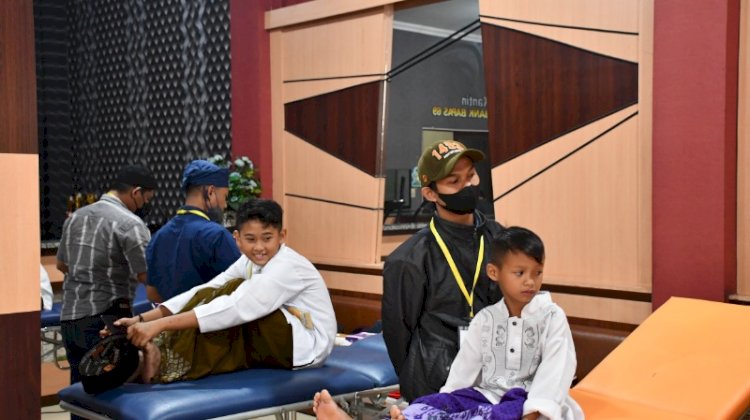 anak mengikuti khitanan massal dalam rangkaian ulang tahun PT BPR Bank Bapas 69.
