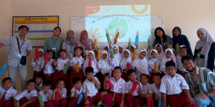 Kuliah Kerja Nyata (KKN) UNS tahun 2022 kelompok 353 memasukan program mengajak pelajar SD di Desa Sarirejo, Kecamatan Ngaringan, Kabupaten Grobogan untuk menabung menggunakan botol bekas. Dok