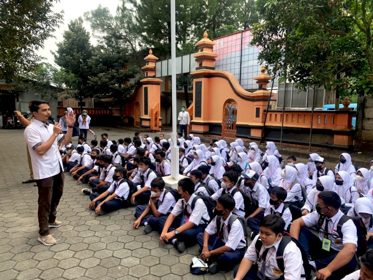 Ratusan siswa SMP Negeri 3 Tuntang Kabupaten Semarang menyimak penjelasan Komisioner KPU Salatiga Rochim, Senin (5/9).