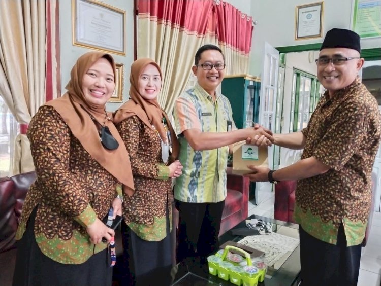 Kepala Sekolah SMA Al Azhar 30 Kota Salatiga, Rasmudi S.Pd., M.Pd saat menyerahkan cinderamata ke perwakilan tenaga pendidik SMP Negeri 2 Salatiga, Selasa (13/9)/RMOLJateng