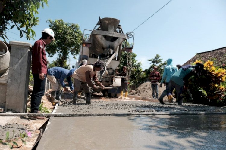 Pelibatan masyarakat dalam proses pembuatan jalan rabat beton sepanjang 230 meter di Desa Tegaldowo Kabupaten Rembang yang merupakan dukungan PTSG melalui kegiatan Forum Masyarakat Madani (FMM).