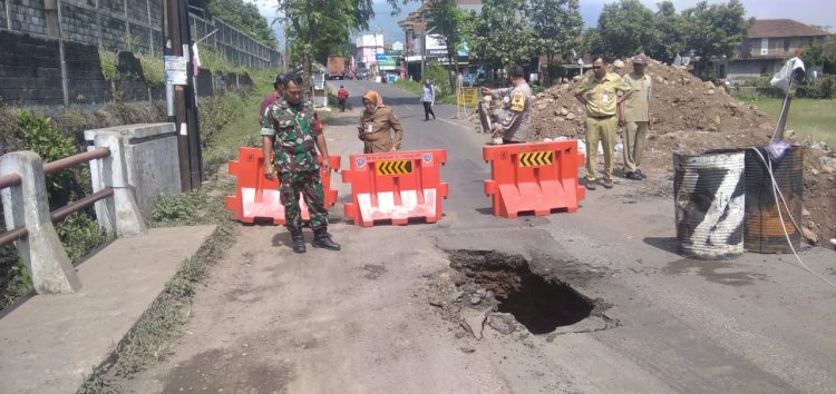 Jembatan Munggur di Desa Ngempon, penghubung dua Kecamatan di wilayah Bergas, Kabupaten Semarang yang ambrol ditutup sementara, Senin (26/9). 