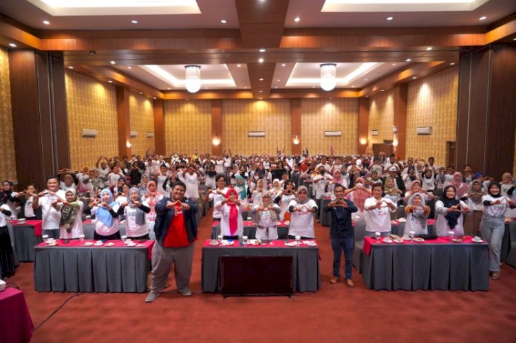 Para peserta pelatihan program 30.000 UMKM BUMN  berfoto bersama dengan fasilitator dari RB Rembang PTSG di Raflesia Ballroom Fave Hotel Rembang. foto: PTSG.