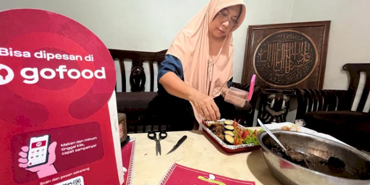 Pemilik Jeddah Fatimah, Fatimah sedang mempersiapkan pesanan Nasi Kebuli. RMOL Jateng