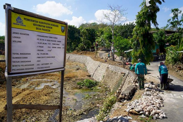 Para pekerja sedang bekerja membangun tebing sungai di Desa Pasucen Rembang, yang merupakan dukungan dalam kegiatan Forum Masyarakat Madani (FMM) dari PT Semen Gresik. foto: PTSG.