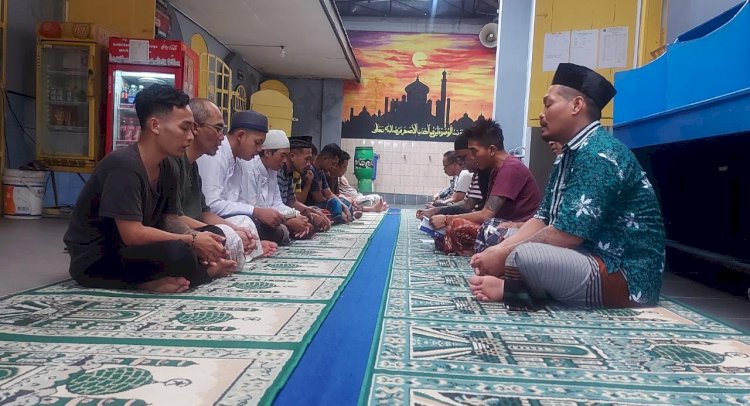 Warga Binaan Pemasyarakatan (WBP) Rumah Tahanan Negara (Rutan) Kelas IIB Salatiga kembali mengikuti doa bersama, Jumat (14/10). 