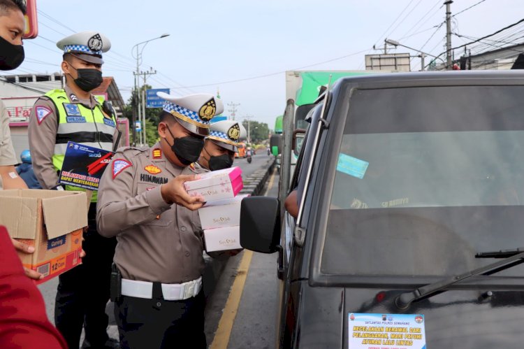 Jajaran Polres Semarang menyebar hadiah menarik bagi masyarakat yang tertib berkendara di jalan raya, Jumat (14/10). 