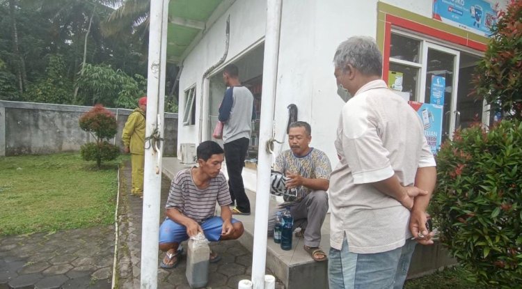 Sejumlah pemilik kendaraan saat datang ke SPBU Gamol untuk meminta ganti rugi, Senin (17/10).