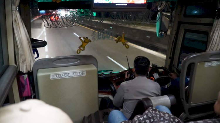 Polres Semarang saat menumpang bus di jalur yang diperkirakan menjadi lokasi pelemparan batu tersebut, Kamis (20/10) hingga Jumat (21/10) dini hari.