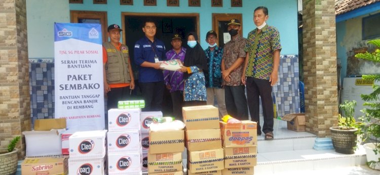 Penyaluran bantuan kepada korban banjir berupa paket sembako PTSG ke desa Tunggulsari Kabupaten Rembang. foto: PTSG. 