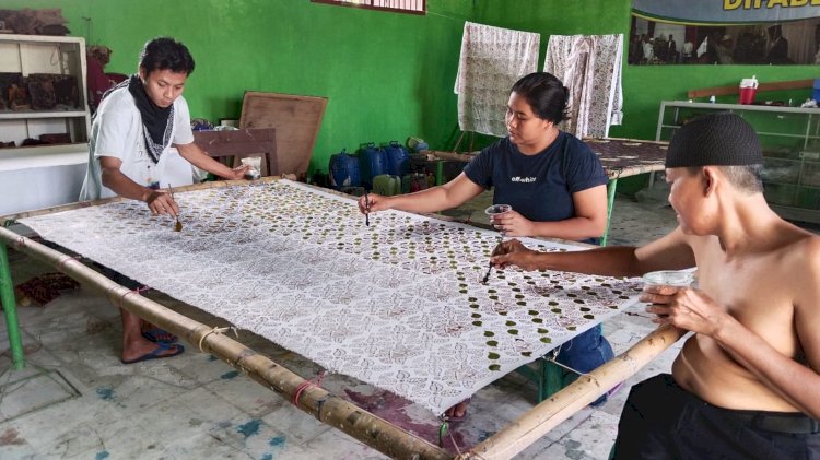 Anggota kelompok Difabel Blora Mustika yang merupakan binaan Semen Gresik Sahabat Difabel sedang membatik dengan teknik batik cap di selembar kain putih. foto: PTSG.