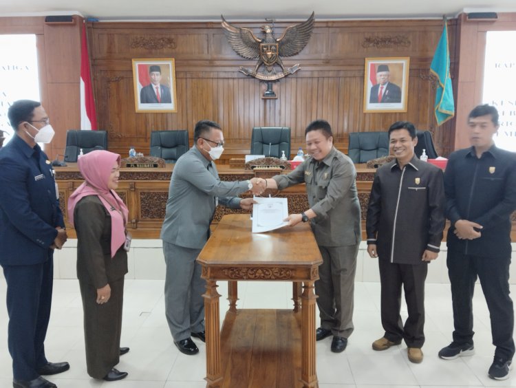 Pj Wali Kota Sinoeng N Rachmadi saat mendatangani Nota Kesepakatan Bersama Terhadap Kebijakan Umum (KUA) dan Prioritas Dan Plafon Anggaran Sementara Tahun Anggaran 2023, Kamis (27/10).