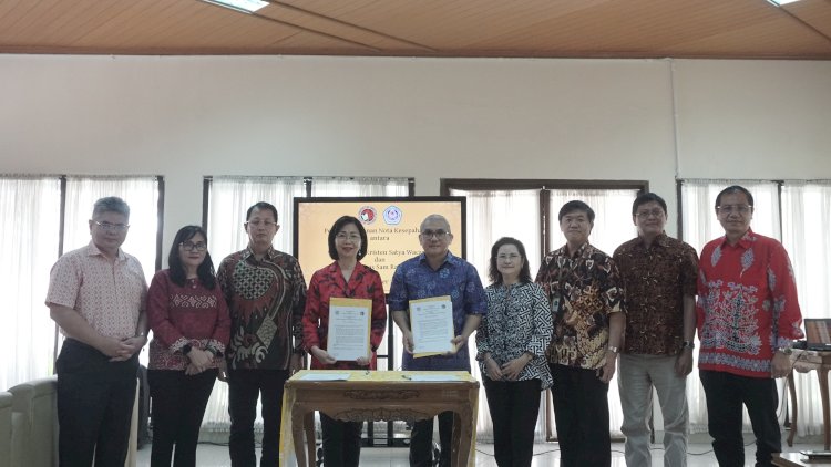 Foto bersama usai Penandatanganan Nota Kesepahaman antara dua pimpinan Kampus Unsrat dan UKSW di VIP Room Balairung Universitas, Kamis (27/10).