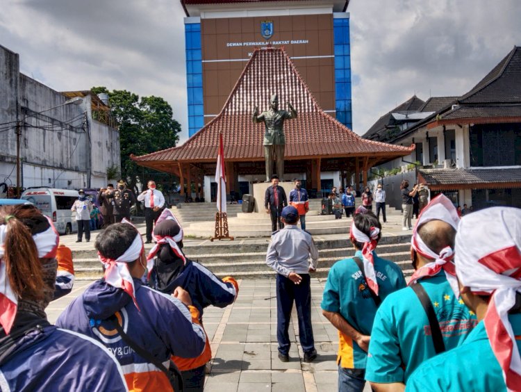 Ratusan pelaku transportasi umum di Salatiga baik modern maupun konvensional mengikuti Upacara Bendera memperingati Hari Sumpah Pemuda tepat dibawa patung Bung Karno, Kompleks DPRD Salatiga, Jumat (28/10).