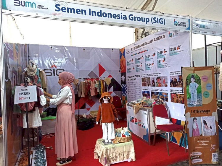 Pengunjung pameran melihat produk local brand dari UMKM binaan RB Rembang Little Kaaya, dalam acara BUMN SUB Urban Fest 2022 di Parkir Timur Plaza Surabaya pada tanggal 26 – 30 Oktober 2022.