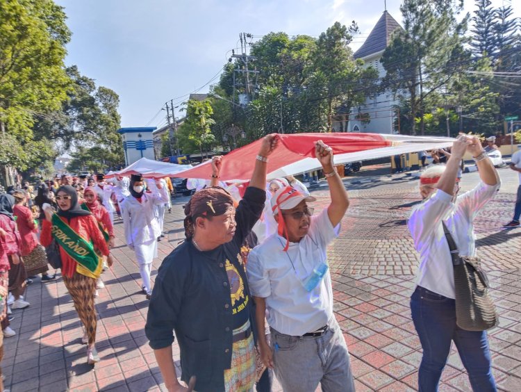 Pengibaran Bendera Merah Putih sepanjang 1 kilometer libatkan ribuan elemen masyarakat di Salatiga, Jumat (28/10).