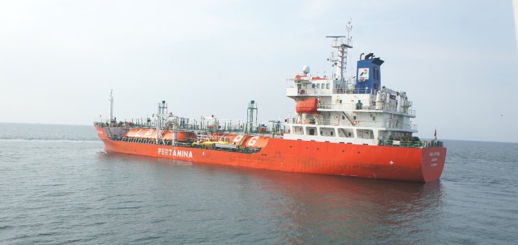 Kapal Gas Attaka milik Pertamina International Shipping (PIS) saat melepas jangkar di luar dermaga Pelabuhan Tanjung Emas Semarang, Jumat (28/10) lalu. Kapal pengangkut gas ini memuat 1700 metrik ton gas dari Terminal LPG Tanjung Sekong, Cilegon, Banten untuk memasok kebutuhan gas di wilayah Semarang dan Jawa Tengah.  Foto-foto: RMOL Jateng/Stefy Thenu