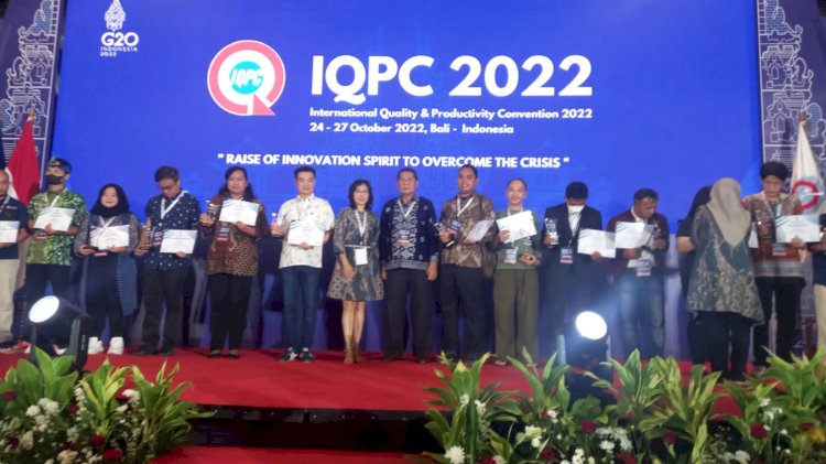 Tim Sumber Angin yang merupakan kelompok inovasi dari PTSG saat menerima piala penghargaan tingkat Internasional peringkat Excellent dalan ajang IQCP 2022 di Bali.