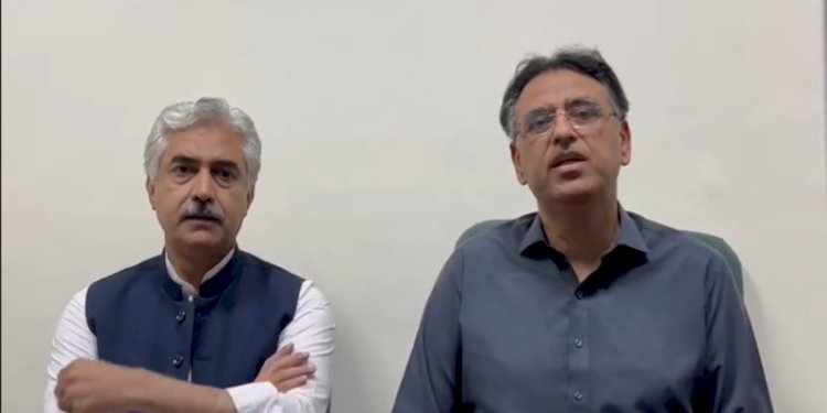 Asad Umar didampingi Ketua PTI Mian Aslam Iqbal dalam video tersebut/@PTIofficial