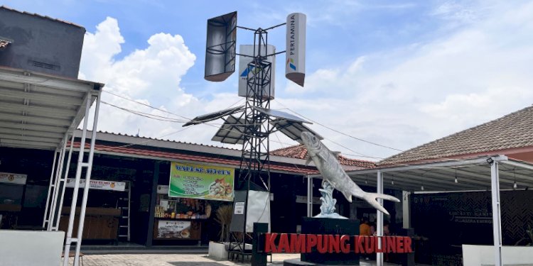 Kincir pembangkit listrik tenaga surya dan angin di depan Pujasera Energi di Kelurahan Tambakaji, Kecamatan Tugu, Kota Semarang