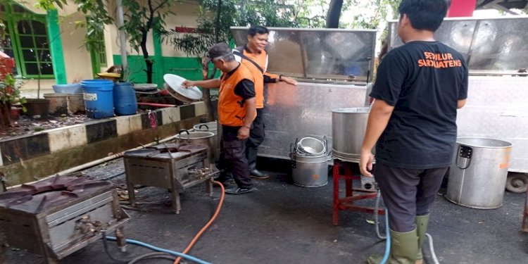 BPBD Kota Semarang mendirikan dapur umum di lokasi banjir/RMOLJateng