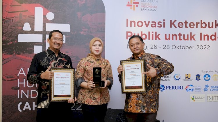 General Manager of Communication & Legal PTSG Fardhi Sjahrul Ade berfoto bersama tim Corporate Communication PTSG, setelah penerimaan penghargaan AHI Awards 2022.