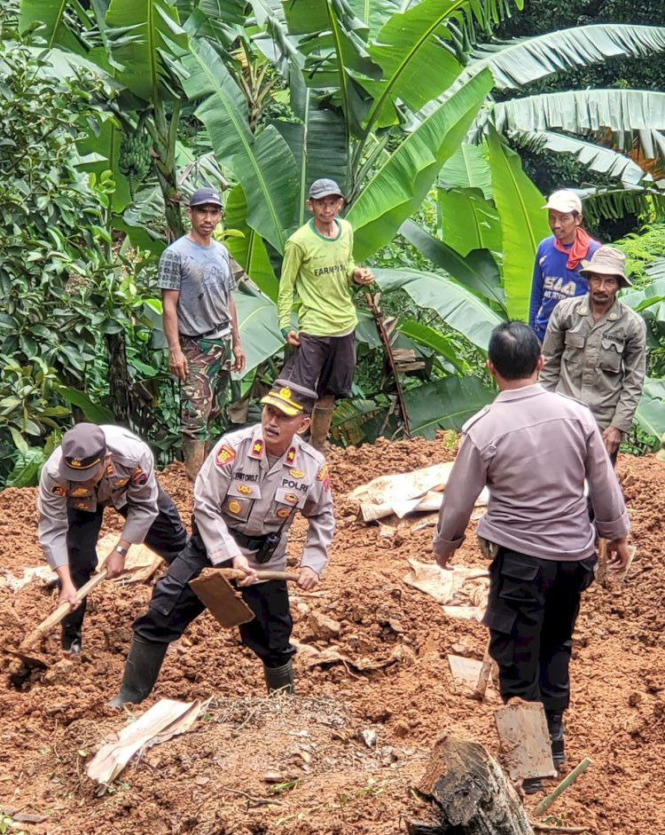 Kapolsek Sumowono Kompol Yantoro Toyib SH., dan jajarannya turjun langsung membersihkan material, Kamis (10/11).
