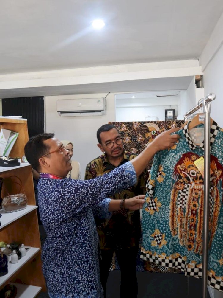 Staf Khusus Menteri BUMN, Arya Sinulingga mengunjungi stand Rumah BUMN Rembang pada pameran Future SMEs Village pada perhelatan G20 di Nusa Dua Bali tanggal 11 – 19 November 2022.