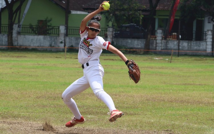 Atlet PSE KONI Kota Semarang, Monika Andriani melempar bola/RMOLJateng