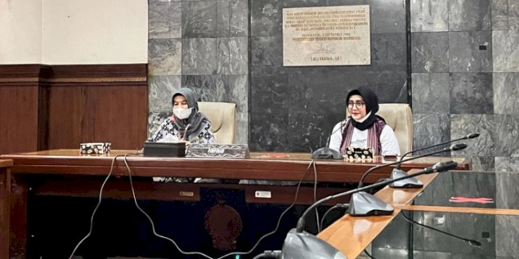 Kabag Humas Protokol Sekretariat DPRD Yogyakarta Pujiati (kiri) saat menerima rombongan dipimpin Sub Koordinator Publikasi Dewan Sekretariat DPRD Jateng, Anif Maghfiroh (kanan), di Yogyakarta, belum lama ini. 