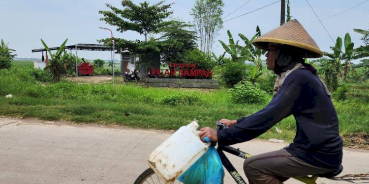 Warga melintas di depan TPS 3R Kampung Pilah Sampah Kelurahan Mangkang Kulon, Kota Semarang, belum lama ini. RMOL Jateng 