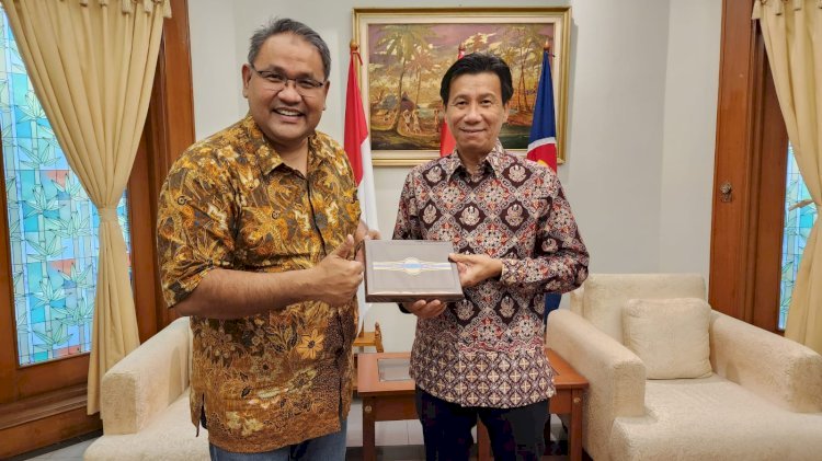 Produser cerutu El Este Independiente, Teguh Santosa, dalam pertemuan dengan Dubes Vietnam Ta Van Thong, di Kedubes Vietnam di Jalan Teuku Umar, Menteng, Jakarta Pusat, Selasa siang (6/12). Dalam pertemuan, keduanya menjajaki kemungkinan El Este Independiente memasuki pasar Vietnam/ist