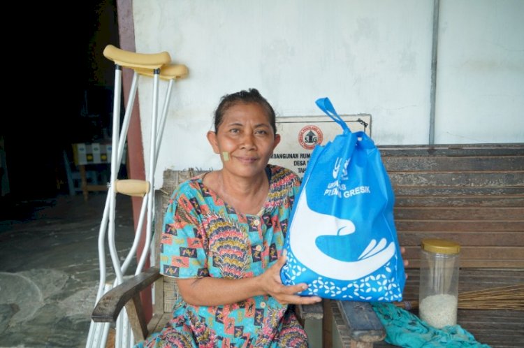 Potret bahagia salah satu warga penerima bantuan paket sembako dari UPZ Semen Gresik. foto: PTSG