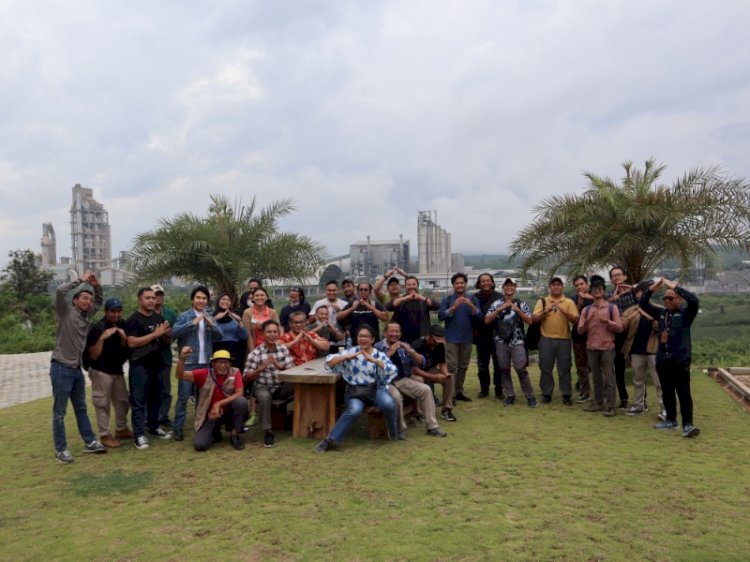 Foto bersama 45 jurnalis se-Jakarta dengan jajaran manajemen PTSG dan SIG dalam Media Gathering di Joglo Tani Edupark Pabrik Rembang, 16 Desember 2022.