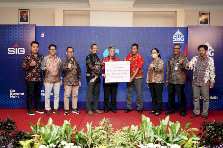Penyerahan apresiasi kepada pengelola program tanggung jawab sosial dan lingkungan (TJSL) PTSG terbaik Tahun 2023 dari perwakilan desa sekitar perusahaan di Rembang dalam rangkaian kegiatan evaluasi dan penjaringan aspirasi program TJSL PTSG di Yogyakarta.