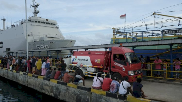 Truk tanki Pertamina bergerak menuju SPBU di Karimunjawa usai loading dari KRI Makassar-590, yang datang ke Karimunjawa untuk mengatasi krisis BBM di kepulauan tersebut, Kamis (5/1) sore. foto-foto: Pertamina Patra Niaga RJBT. 