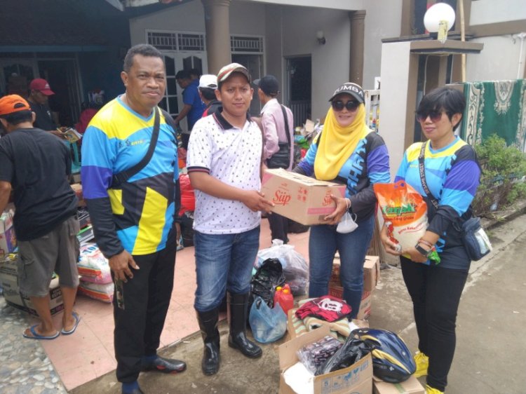 Pengurus dan anggota Komunitas Gowes Katahati Pucanggading menyerahkan bantuan kepada petugas posko banjir Perum Arion Mas, Minggu (8/1). 