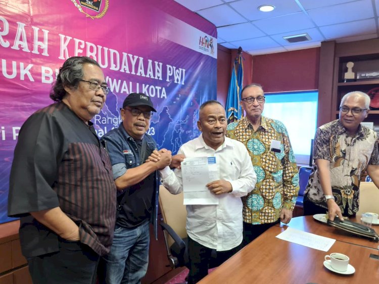  Ketua PWI Aceh, Nasir Nurdin menyerahkan dokumen pendaftaran sebagai calon tuan rumah Porwanas 2025 kepada Ketua Umum PWI Pusat, Atal S. Depari di Kantor PWI Pusat, Lantai IV Gedung Dewan Pers, Jakarta Pusat, Jumat sore, 6 Januari 2023. Prosesi itu disaksikan anggota Dewan Penasihat PWI Pusat N. Syamsoeddin Ch. Haesy (paling kiri), Ketua Dewan Penasihat Fachri Muhammad (dua kanan), dan Ketua Bidang Pembinaan Daerah Ahmad Munir (kanan). 