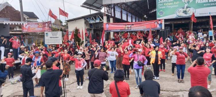 Flesmob Senam Sicita, milad Emas PDI-P di Salatiga nyaris menutupi jalan pasar raya yang diikuti para pedagang, kader, simpatisan serta pendukung PDI-P di Pasar Blauran, Salatiga, Selasa (10/1). 