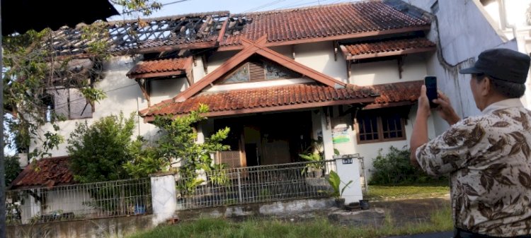 Mantan Sekda Kota Salatiga periode 1987-1992 Mulato (80) di Jalan Merdeka Utara Kavling 24 mengamati rumahnya yang terbakar dari luar bangunan, Jumat (3/1).