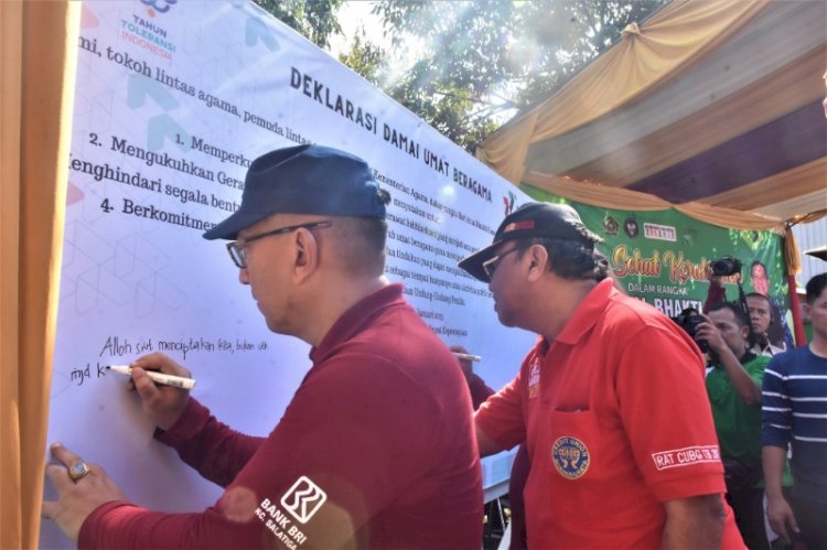 Pj Wali Kota Salatiga Sinoeng N Rachmadi ssaat menandatangani Deklarasi Damai  Umat Beragama diadakan Kemenag Kota Salatiga dalam rangka peringatan Hari Amal Bhakti (HAB) Kemenag, Sabtu (14/1).